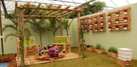 pallet-garden-wooden-chairs-flower-table