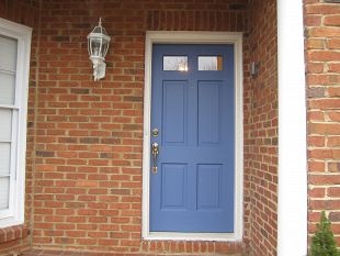 porta azul com janelinha