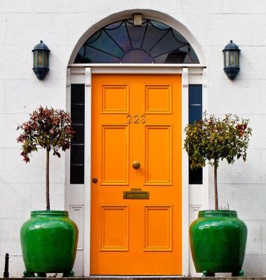 porta laranja e verde